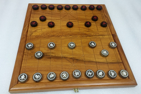 Bàn cờ gỗ gõ đỏ - quân cờ sừng đen - trắng 1685522206